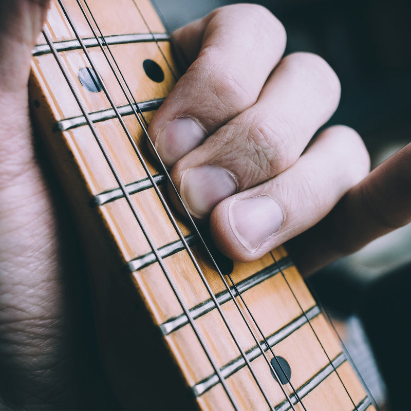 kwmobile Stahl Gitarrensaiten 6 Saiten-Set für Akustikgitarren und Westerngitarren mit Beschriftung