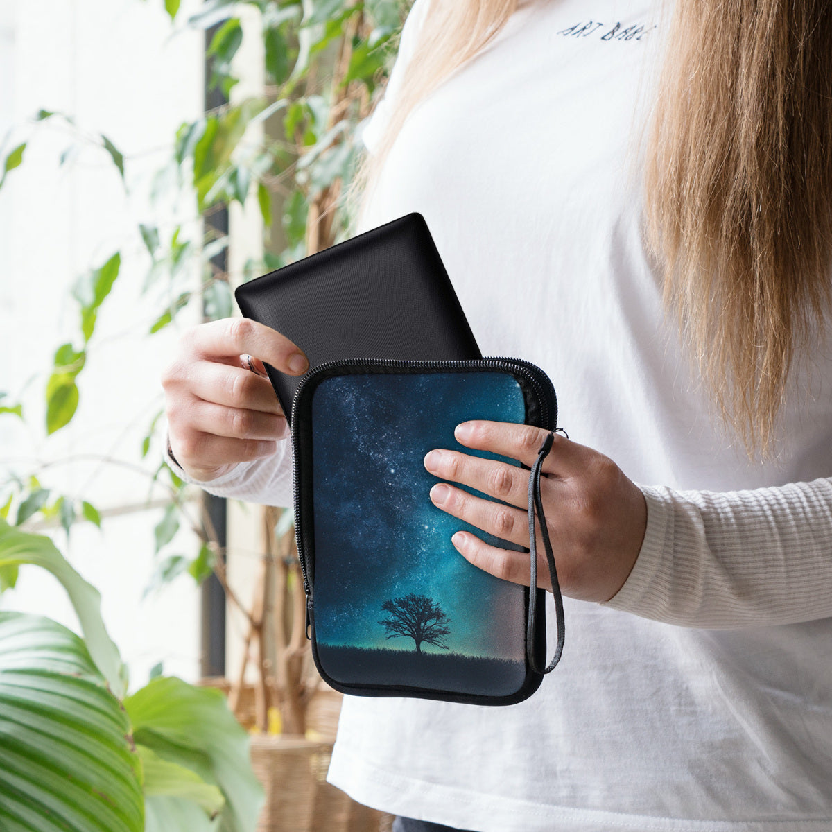 kwmobile Tasche für eReader - Hülle Schutzhülle Galaxie Baum Wiese - 17 x 12 x 2 cm Innenmaße