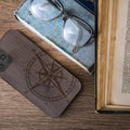iPhone 12 / iPhone 12 Pro stoßfestes Holz Hardcase mit TPU Bumper Kompass