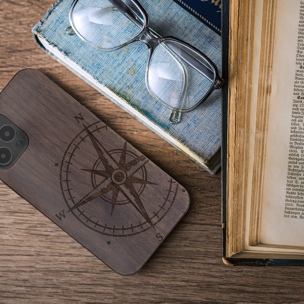 iPhone 12 / iPhone 12 Pro stoßfestes Holz Hardcase mit TPU Bumper Kompass