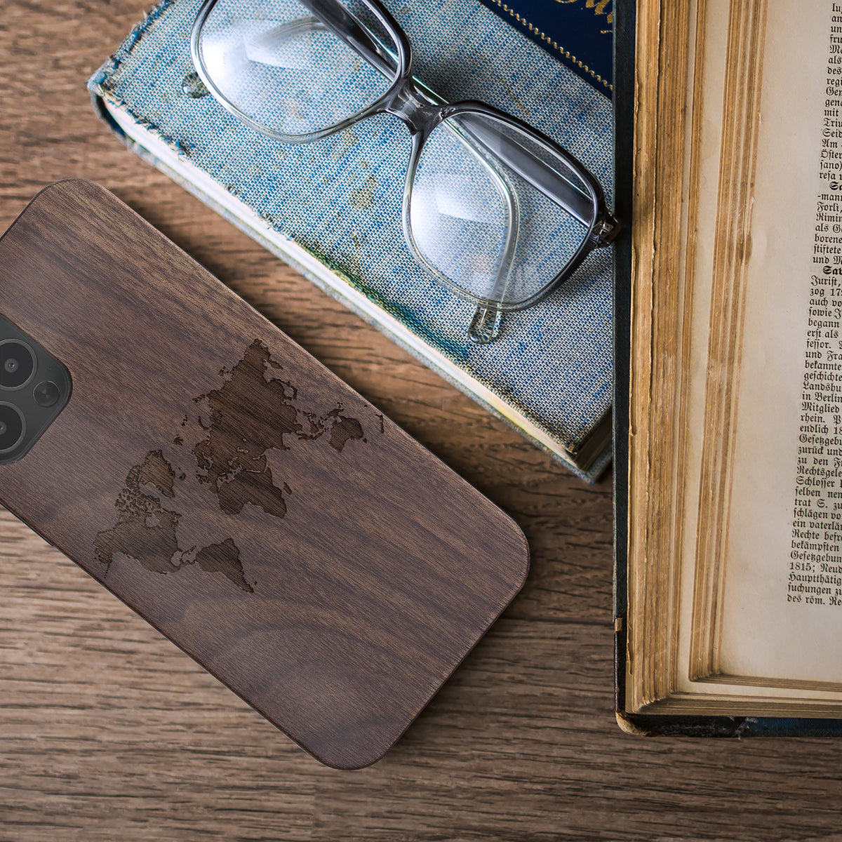 iPhone 12 / iPhone 12 Pro stoßfestes Holz Hardcase mit TPU Bumper Kompass