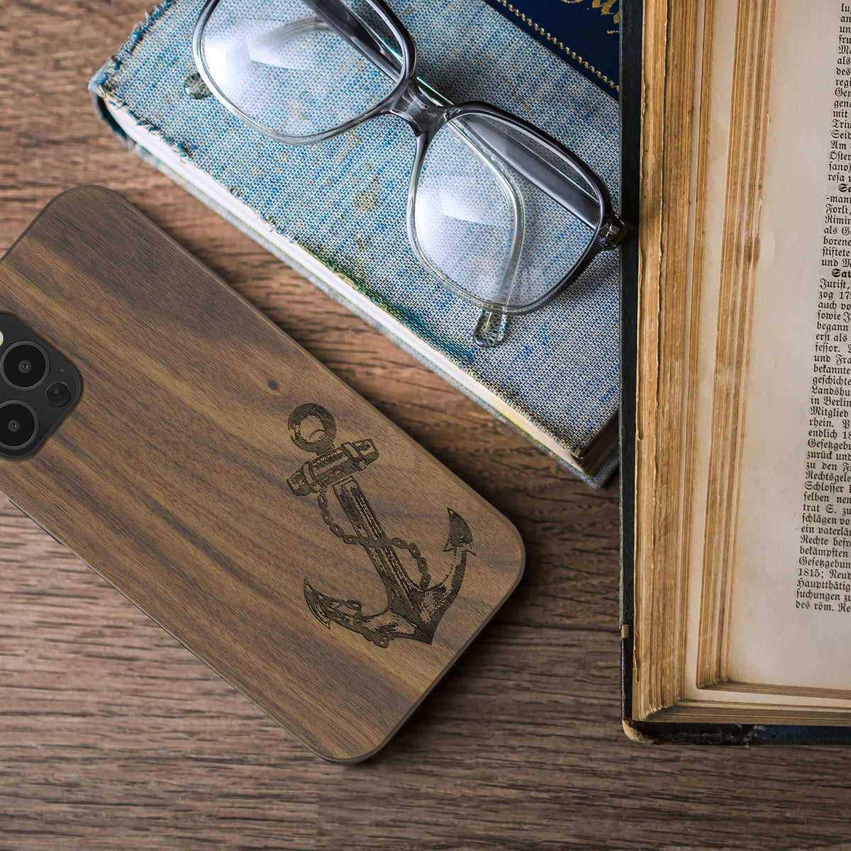 iPhone 12 / iPhone 12 Pro stoßfestes Holz Hardcase mit TPU Bumper Kompass