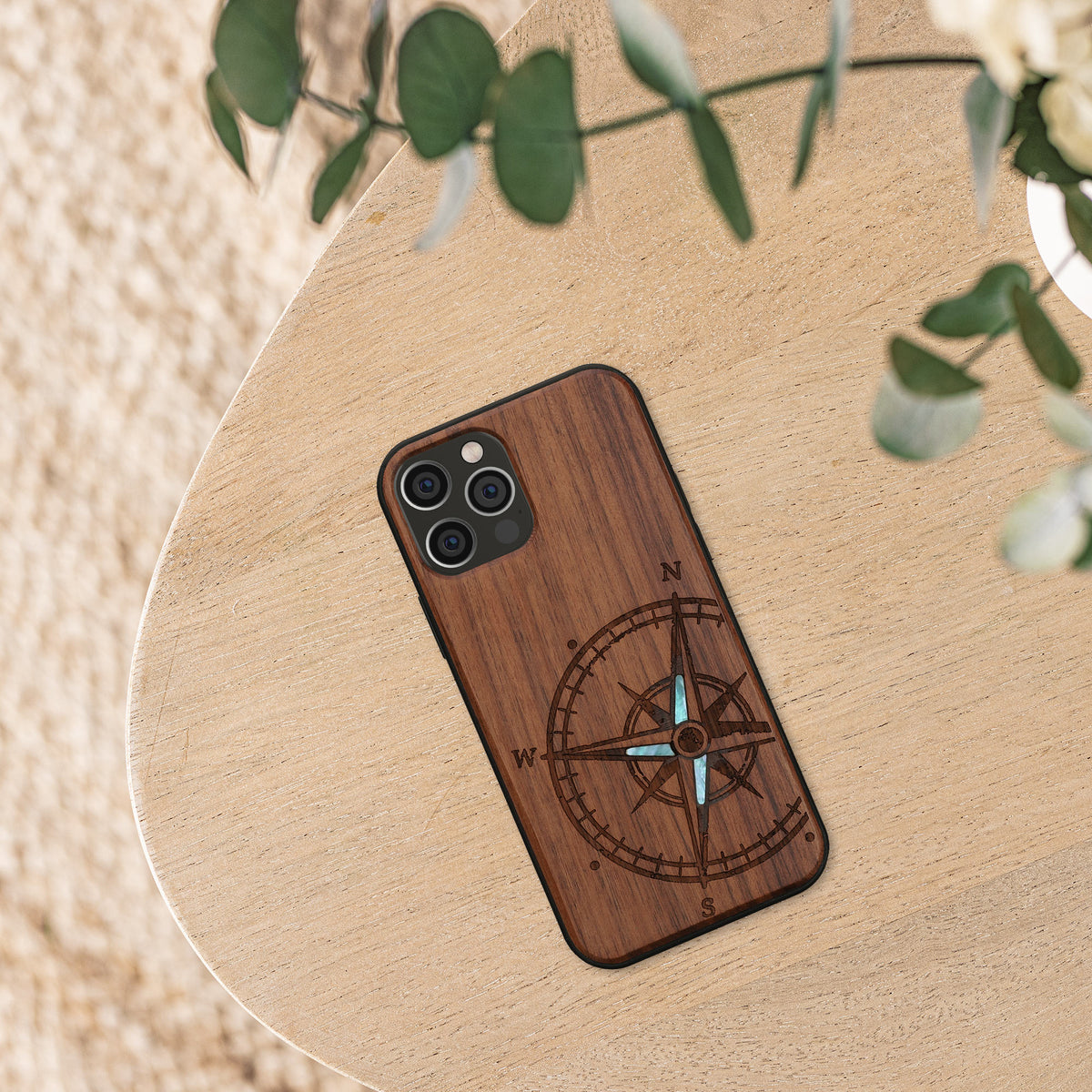 iPhone 12 / iPhone 12 Pro stoßfestes Holz Hardcase mit TPU Bumper Kompass