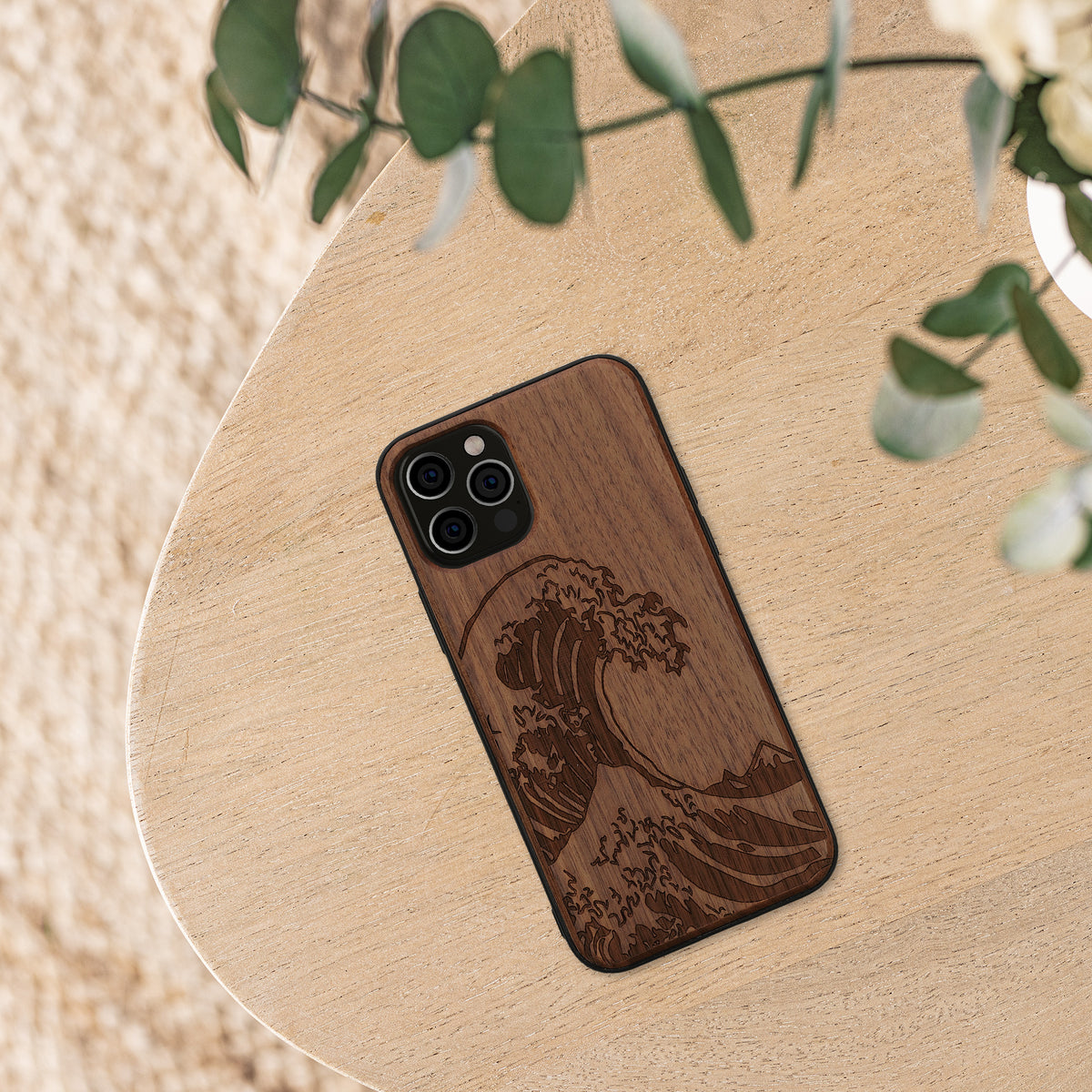 iPhone 12 / iPhone 12 Pro stoßfestes Holz Hardcase mit TPU Bumper Kompass
