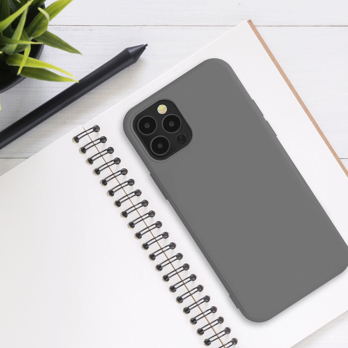 kwmobile Hülle kompatibel mit Apple iPhone 12 / iPhone 12 Pro Hülle - gummierte Silikon Handyhülle - Schutzhülle für kabelloses Laden - Case