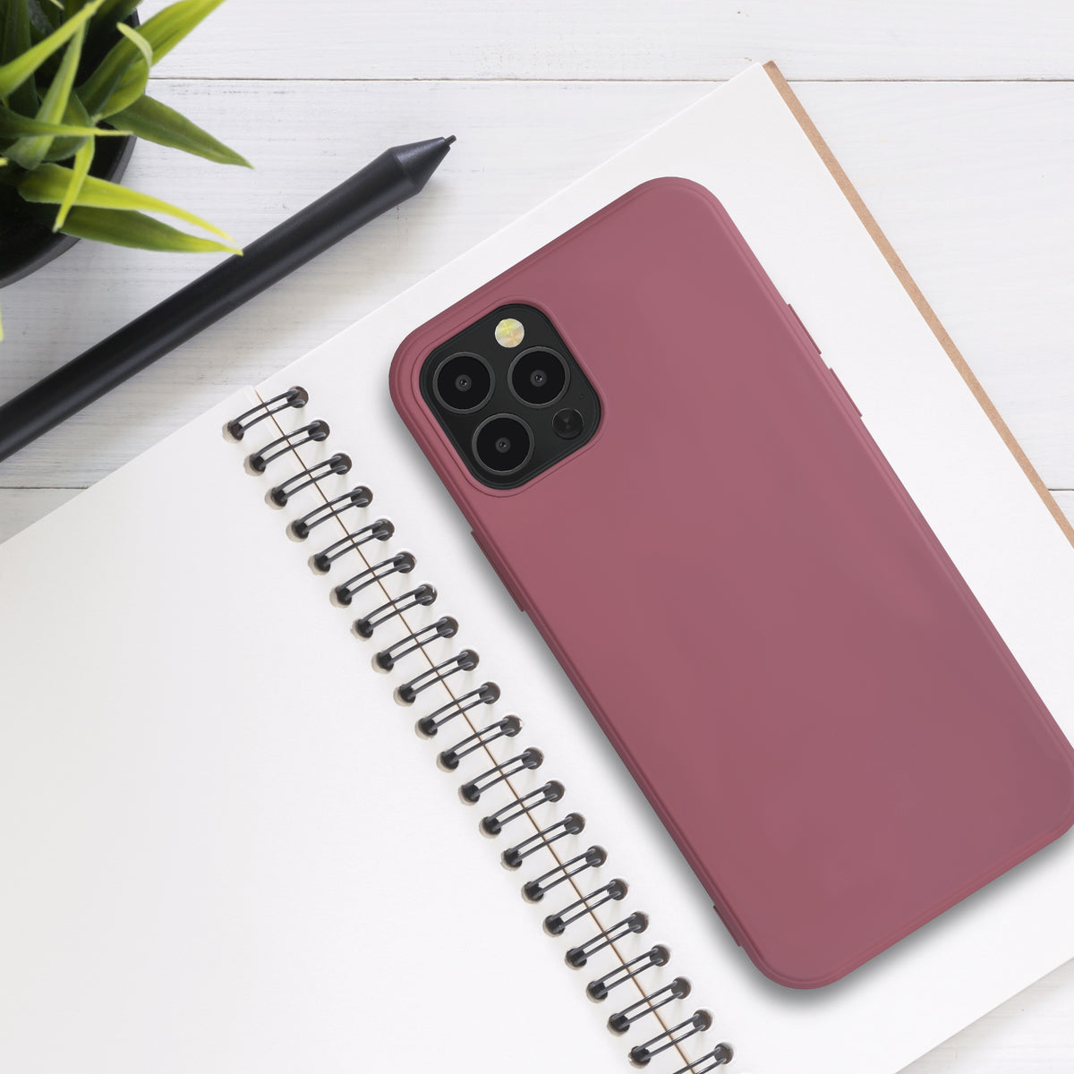 kwmobile Hülle kompatibel mit Apple iPhone 12 / iPhone 12 Pro Hülle - gummierte Silikon Handyhülle - Schutzhülle für kabelloses Laden - Case