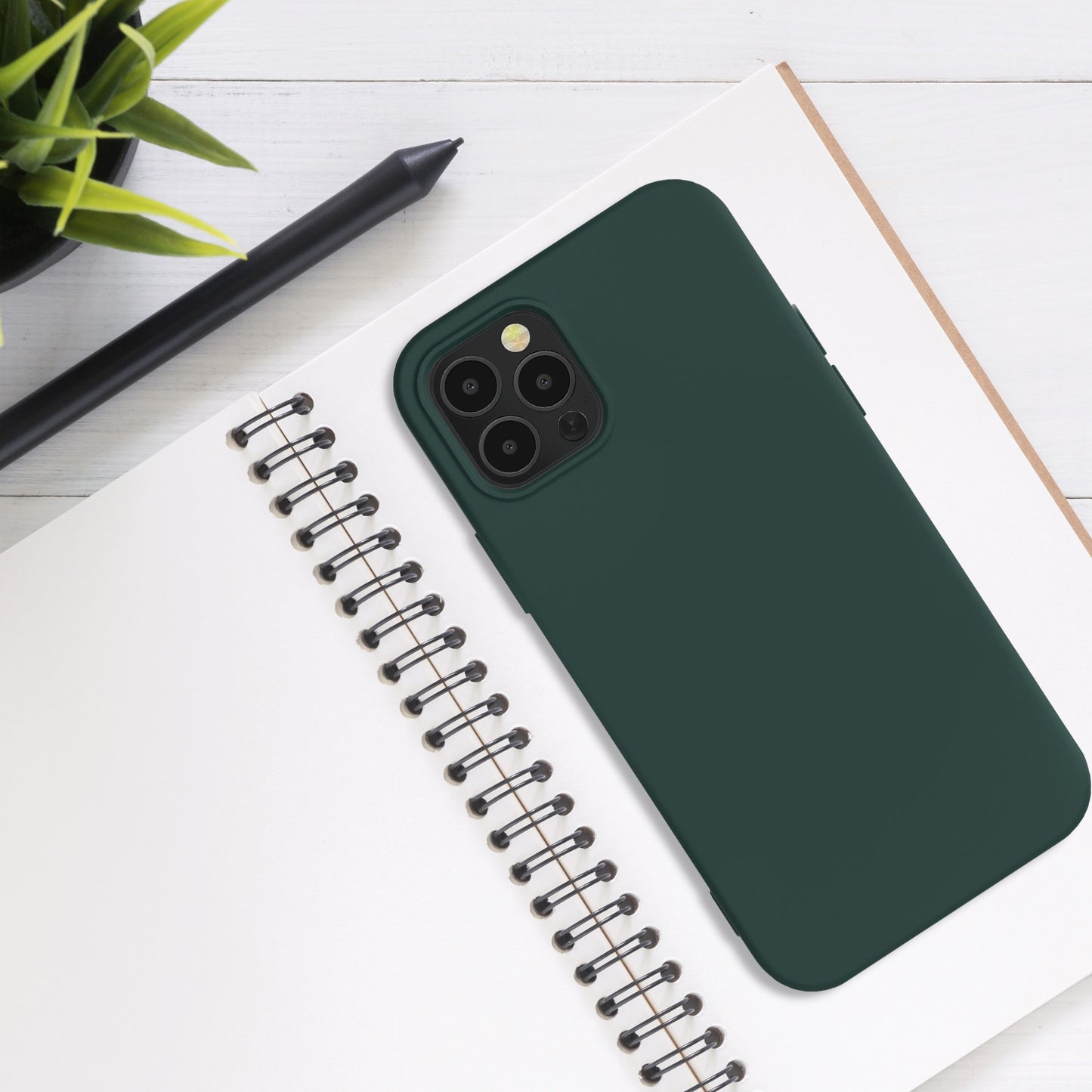 kwmobile Hülle kompatibel mit Apple iPhone 12 / iPhone 12 Pro Hülle - gummierte Silikon Handyhülle - Schutzhülle für kabelloses Laden - Case
