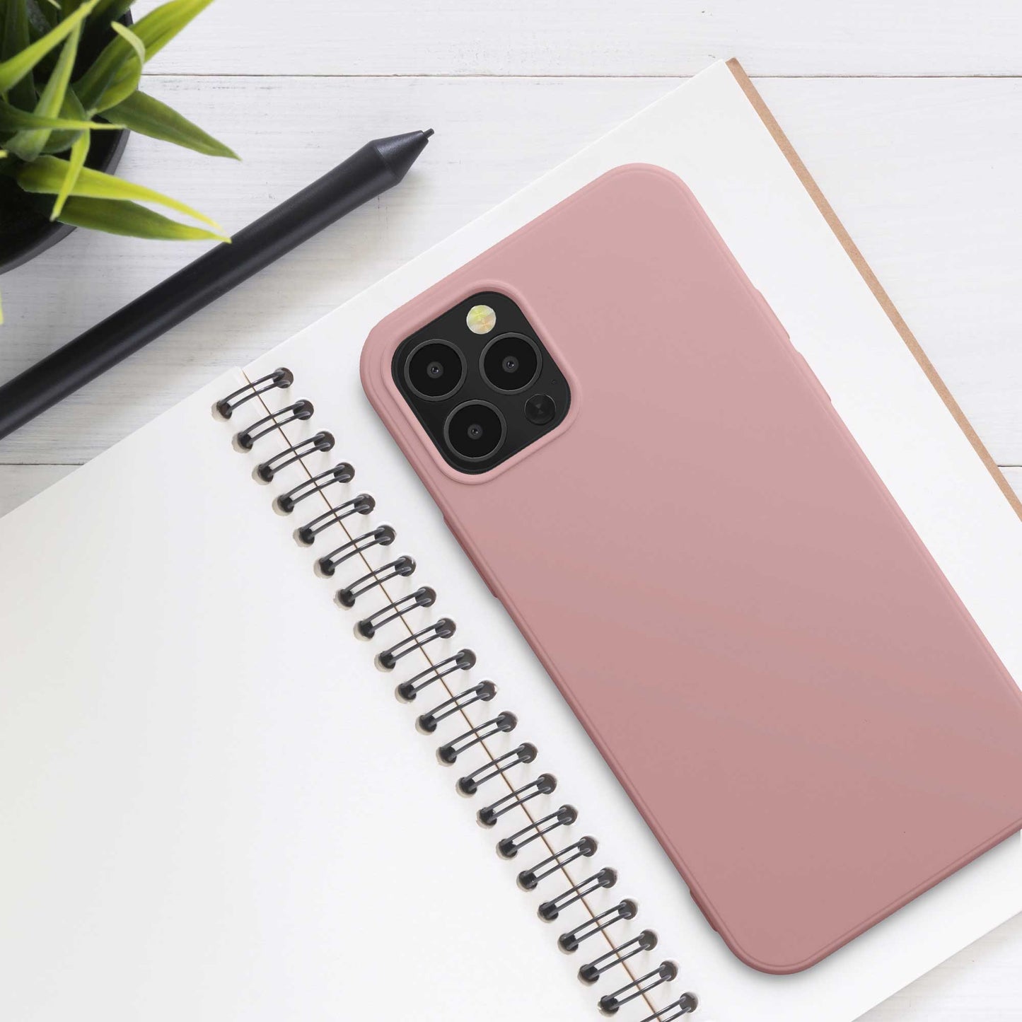 kwmobile Hülle kompatibel mit Apple iPhone 12 / iPhone 12 Pro Hülle - gummierte Silikon Handyhülle - Schutzhülle für kabelloses Laden - Case