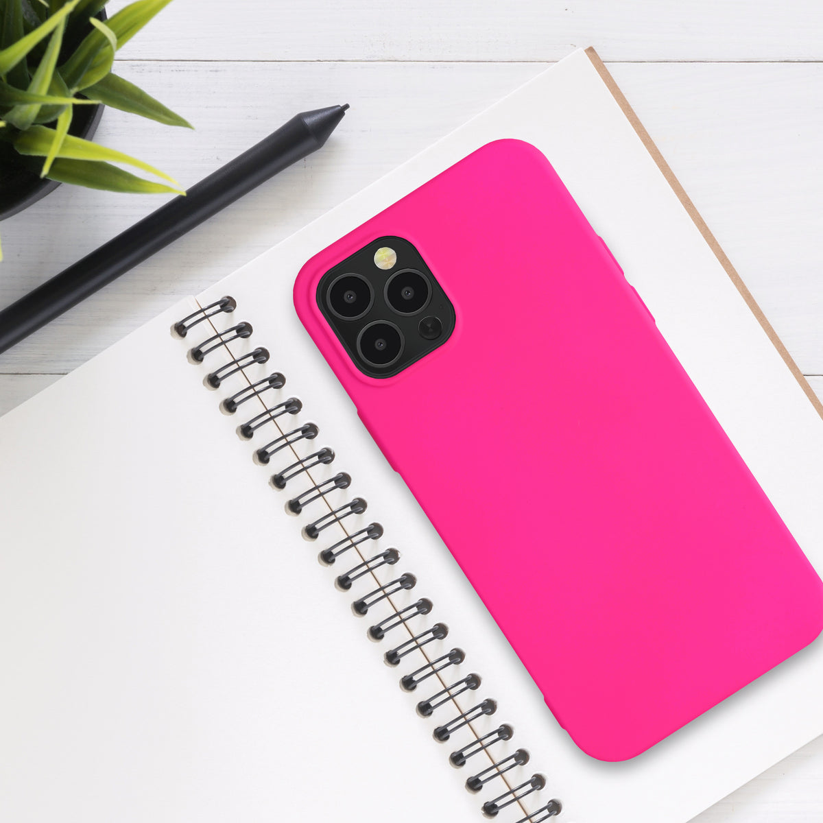 kwmobile Hülle kompatibel mit Apple iPhone 12 / iPhone 12 Pro Hülle - gummierte Silikon Handyhülle - Schutzhülle für kabelloses Laden - Case