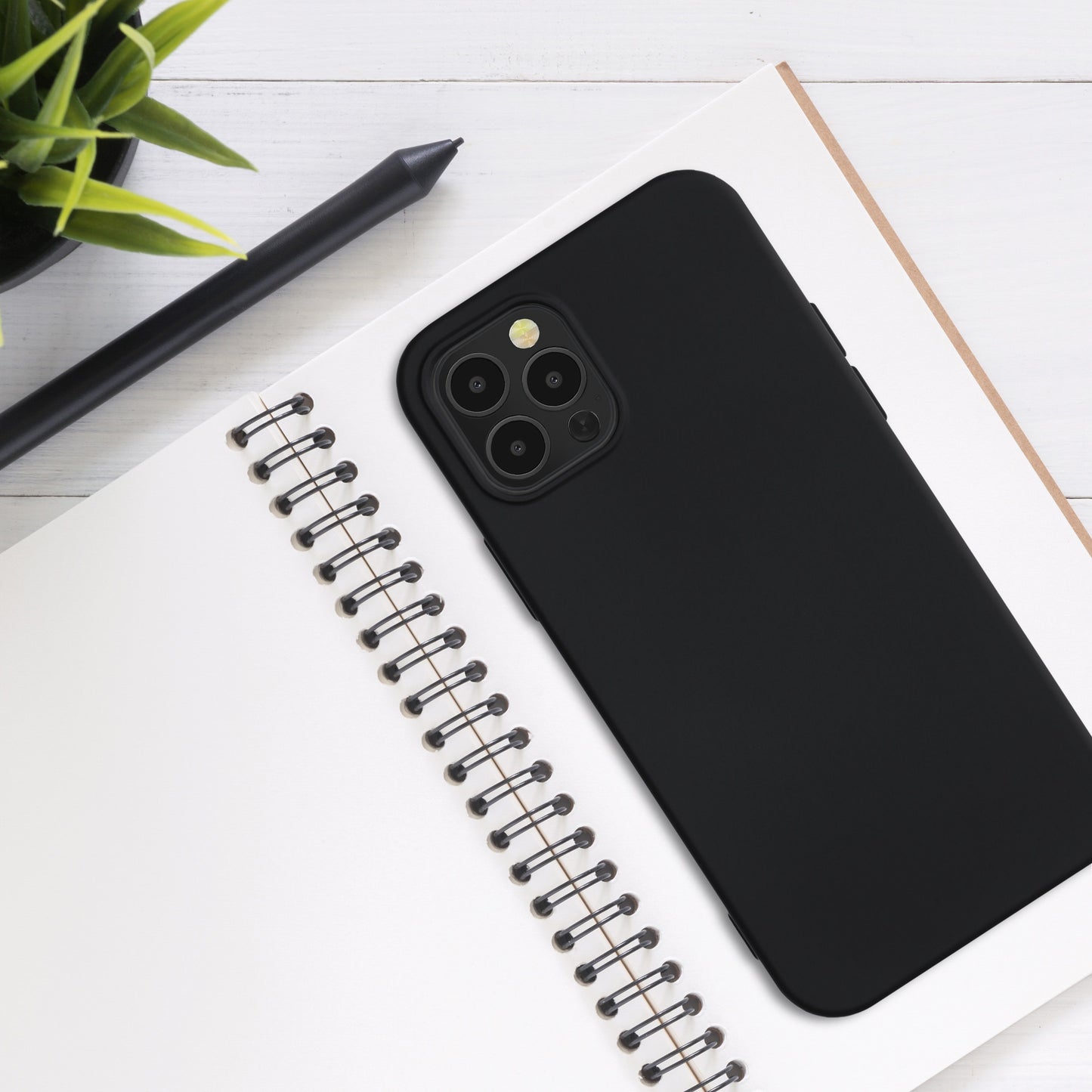kwmobile Hülle kompatibel mit Apple iPhone 12 / iPhone 12 Pro Hülle - gummierte Silikon Handyhülle - Schutzhülle für kabelloses Laden - Case