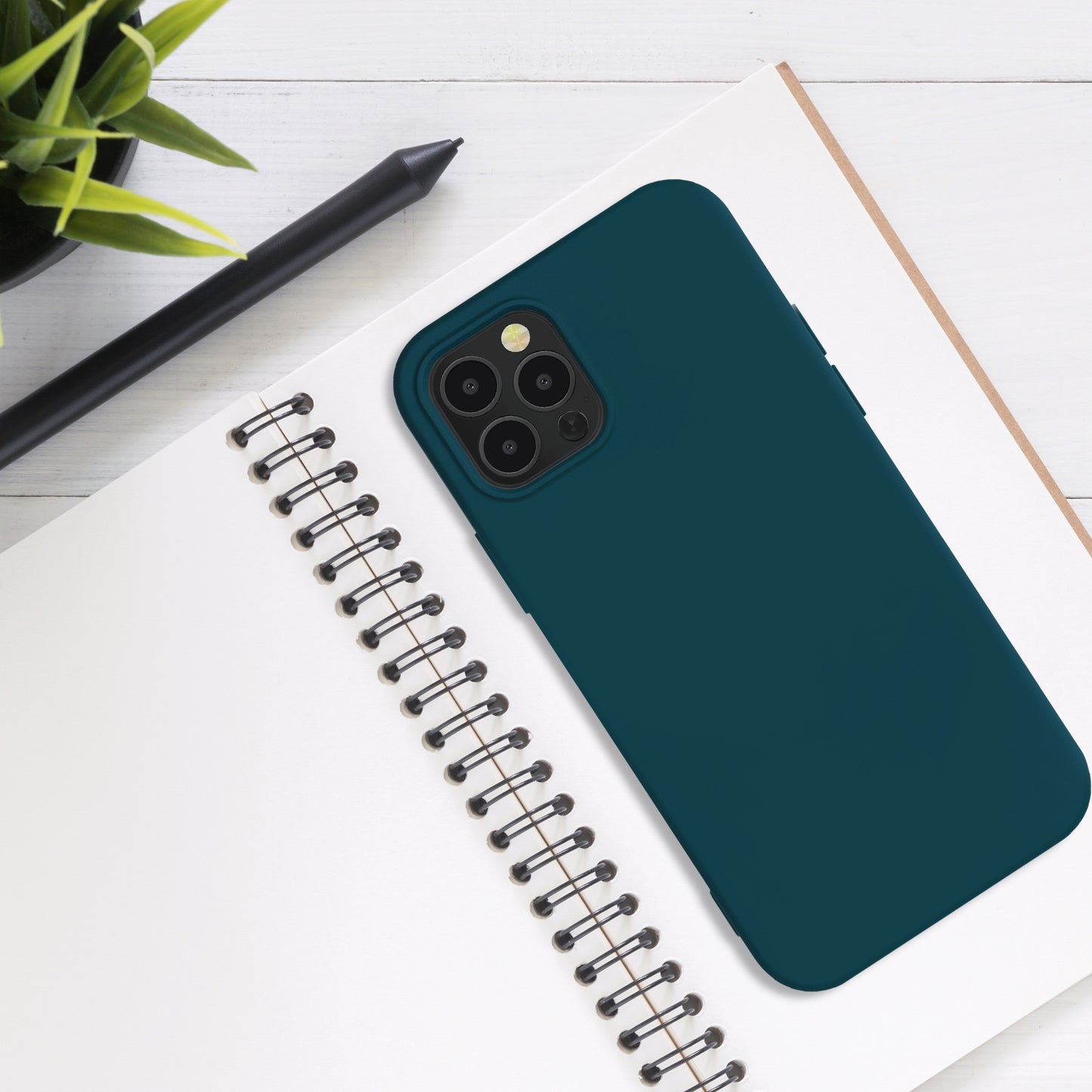 kwmobile Hülle kompatibel mit Apple iPhone 12 / iPhone 12 Pro Hülle - gummierte Silikon Handyhülle - Schutzhülle für kabelloses Laden - Case
