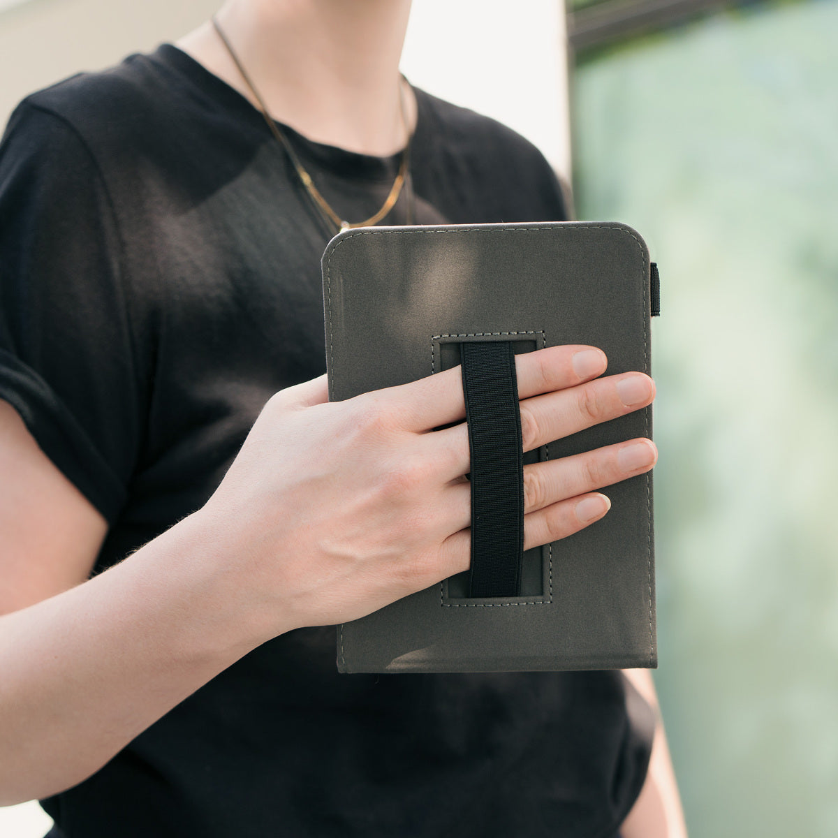 kwmobile Schutzhülle kompatibel mit Kobo Aura Edition 2 - Hülle e-Reader mit Schlaufe Ständer