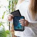 kwmobile Tasche für eReader Schutzhülle Galaxie Baum Wiese 17 x 12 x 2 cm Innenmaße