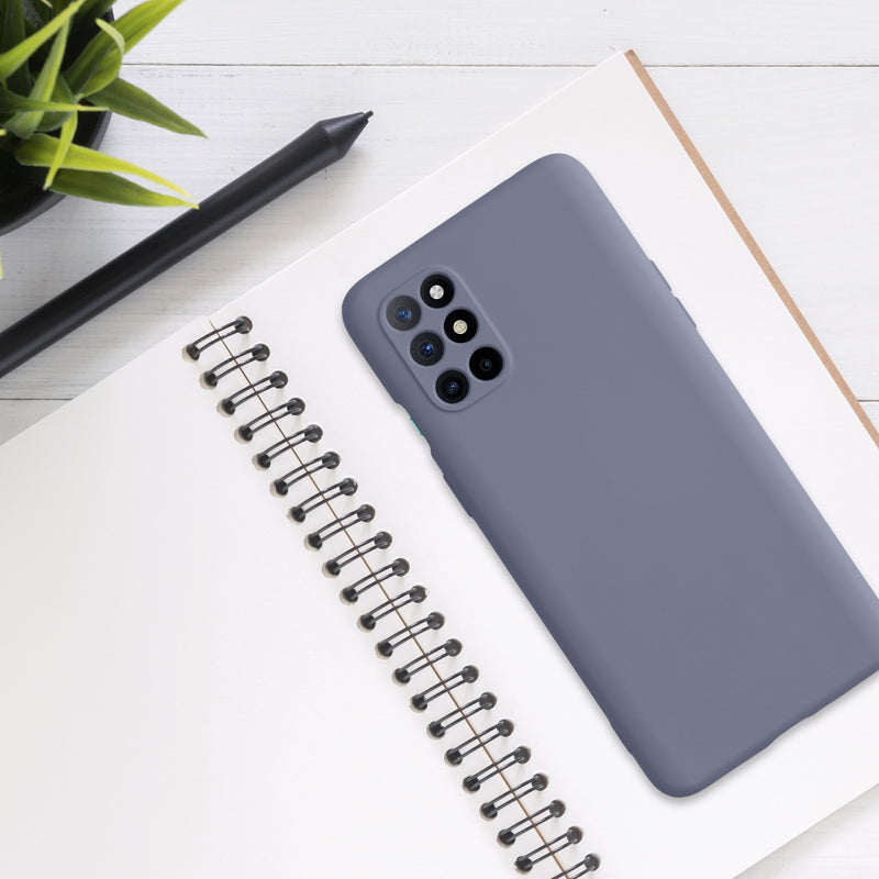 kwmobile Hülle kompatibel mit OnePlus 8T Hülle - gummierte Silikon Handyhülle - Schutzhülle für kabelloses Laden - Case