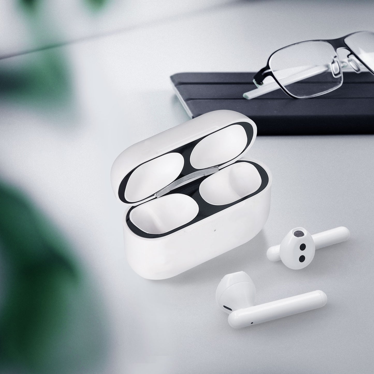kwmobile Staubschutz Sticker kompatibel mit Apple Airpods Pro 2 Metallstaub Schutz Aufkleber Skins
