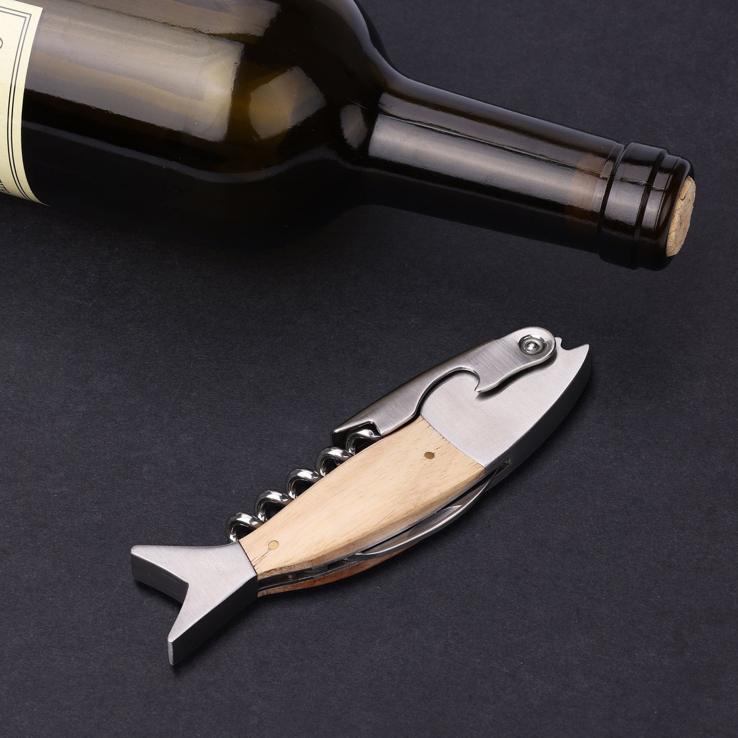 kwmobile Weinöffner im Fisch Design - Holz & Edelstahl Kellnermesser - Flaschenöffner mit Korkenzieher - Sommeliermesser in Fischform