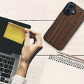 kwmobile Hülle kompatibel mit Apple iPhone 17 Backcover Cover Holz Maserung