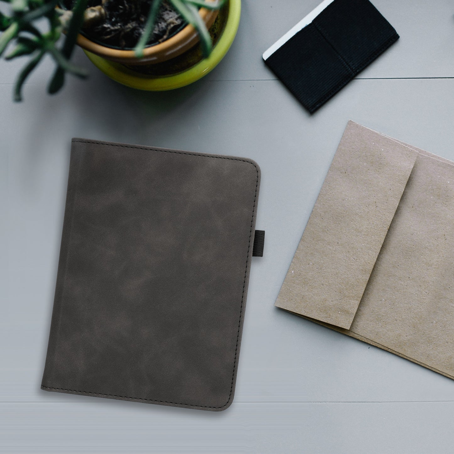 kwmobile Flip Hülle kompatibel mit Amazon Kindle Paperwhite (2024)/Colorsoft - Handschlaufe - Cover