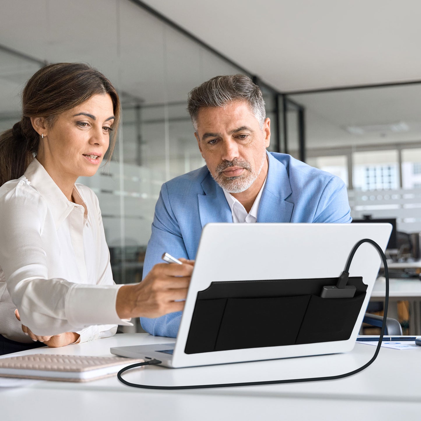 kwmobile Selbstklebender Laptop Organizer - Halterung Aufbewahrung für SSD externe Festplatte HDD Zubehör - Tasche für Wireless Mouse / Portable SSD / Portable HDD